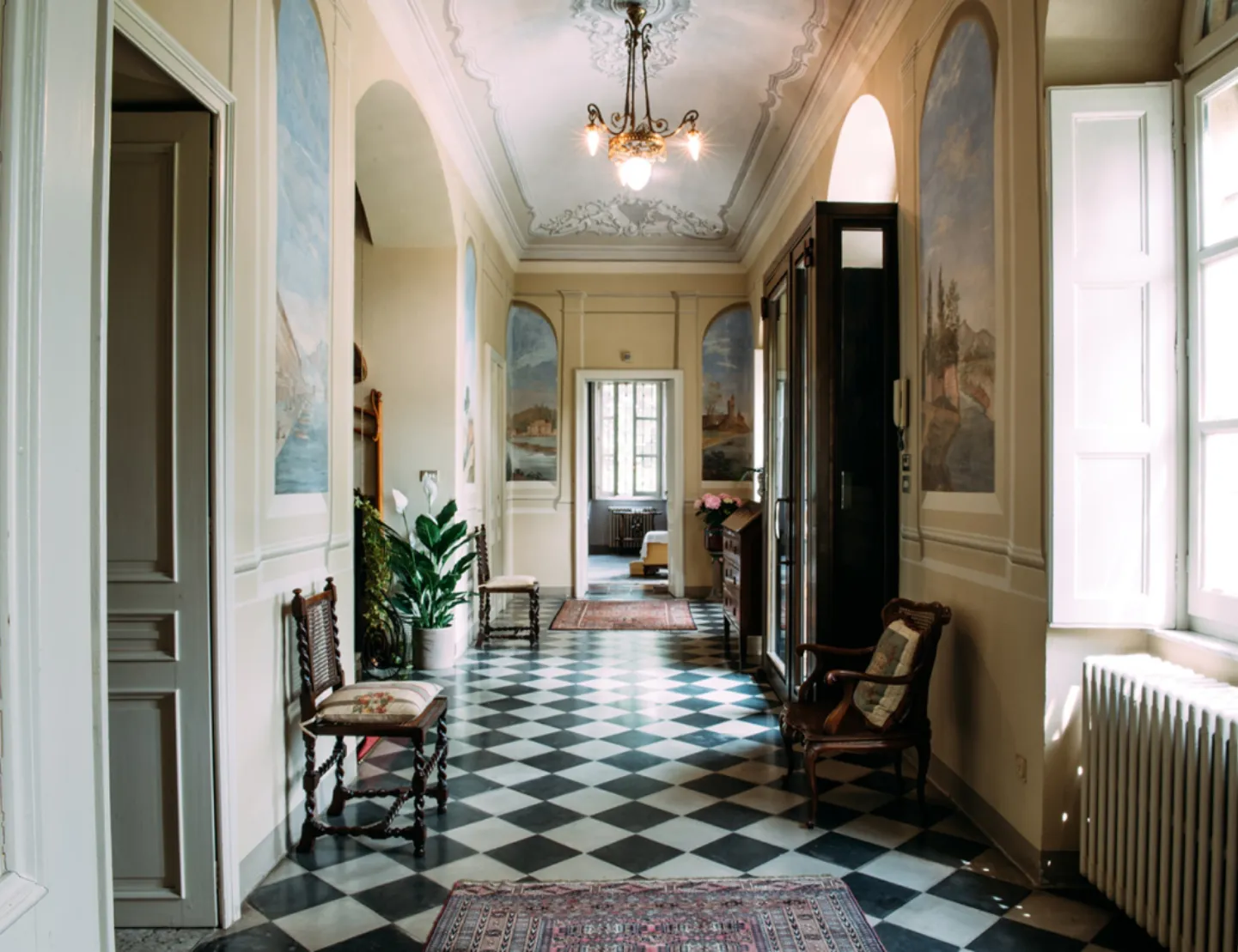 dettaglio-di-un-corridoio-interno-della-villa-affreschi-ed-elementi-di-arredo