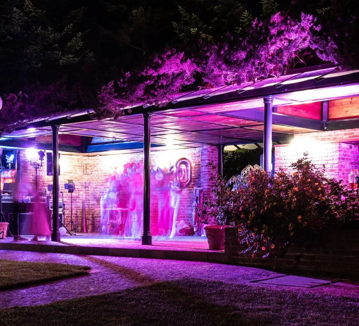 spazio-docrato-a-festa-per-un-compleanno-serata-con-dj-e-musica-illuminazione-suggestiva-sotto-pergolato.
