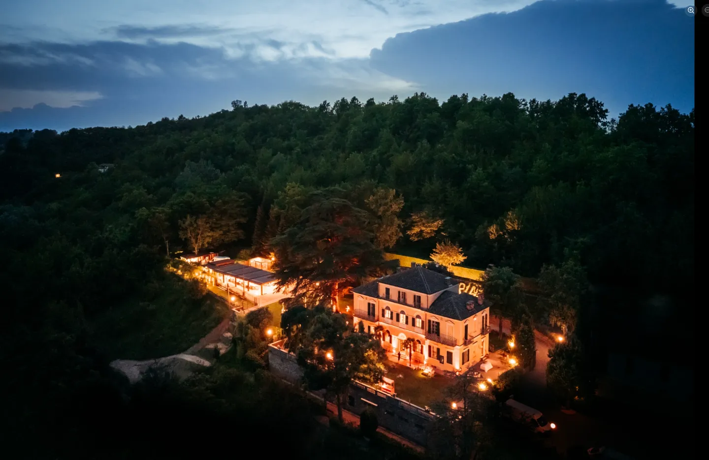 vista-elevata-con-drone-della-villa-e-del-cedro-libanese-durante-la-sera-la-cedrina-illuminata-a-festa